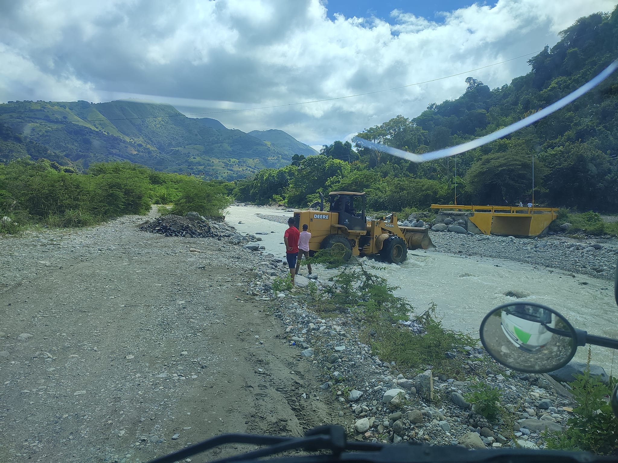 El Ayuntamiento de Guayabal, Azua, inicia la rehabilitación del paso en el río Las Cuevas, conectando la comunidad de Arroyo Corozo hasta Las Guamas